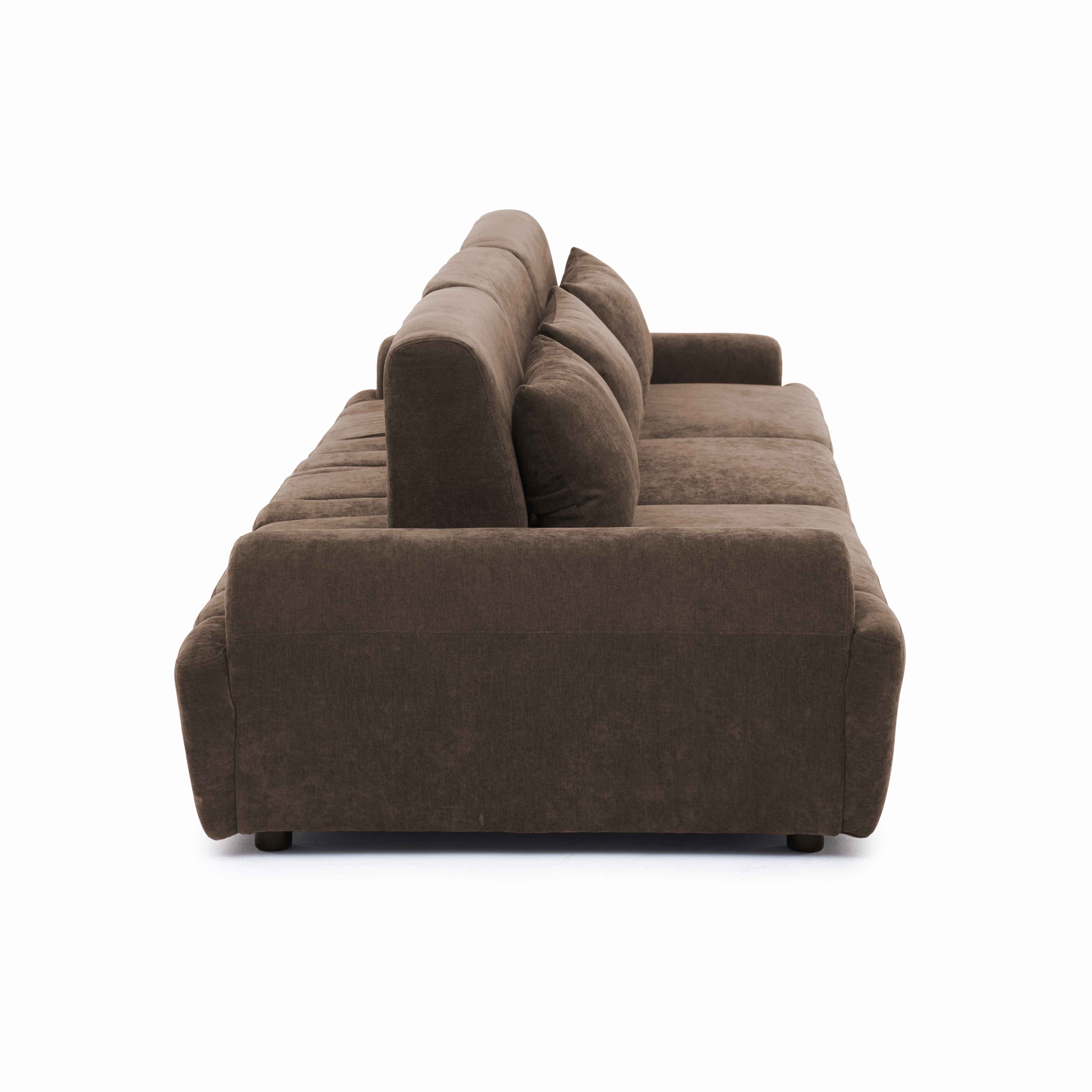 Ein braunes Ecksofa mit mehreren Kissen, auf weißem Hintergrund.
