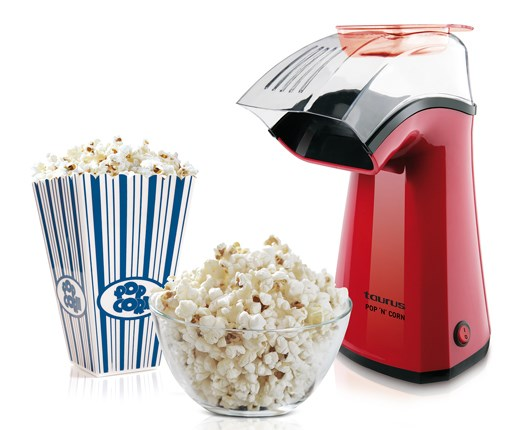 Ein roter Popcornautomat mit Popcorn in einer Schüssel und einem Popcorntüten.