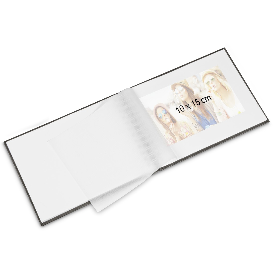 Otwarty album na zdjęcia przedstawia trzy młode kobiety w okularach przeciwsłonecznych na zdjęciu.