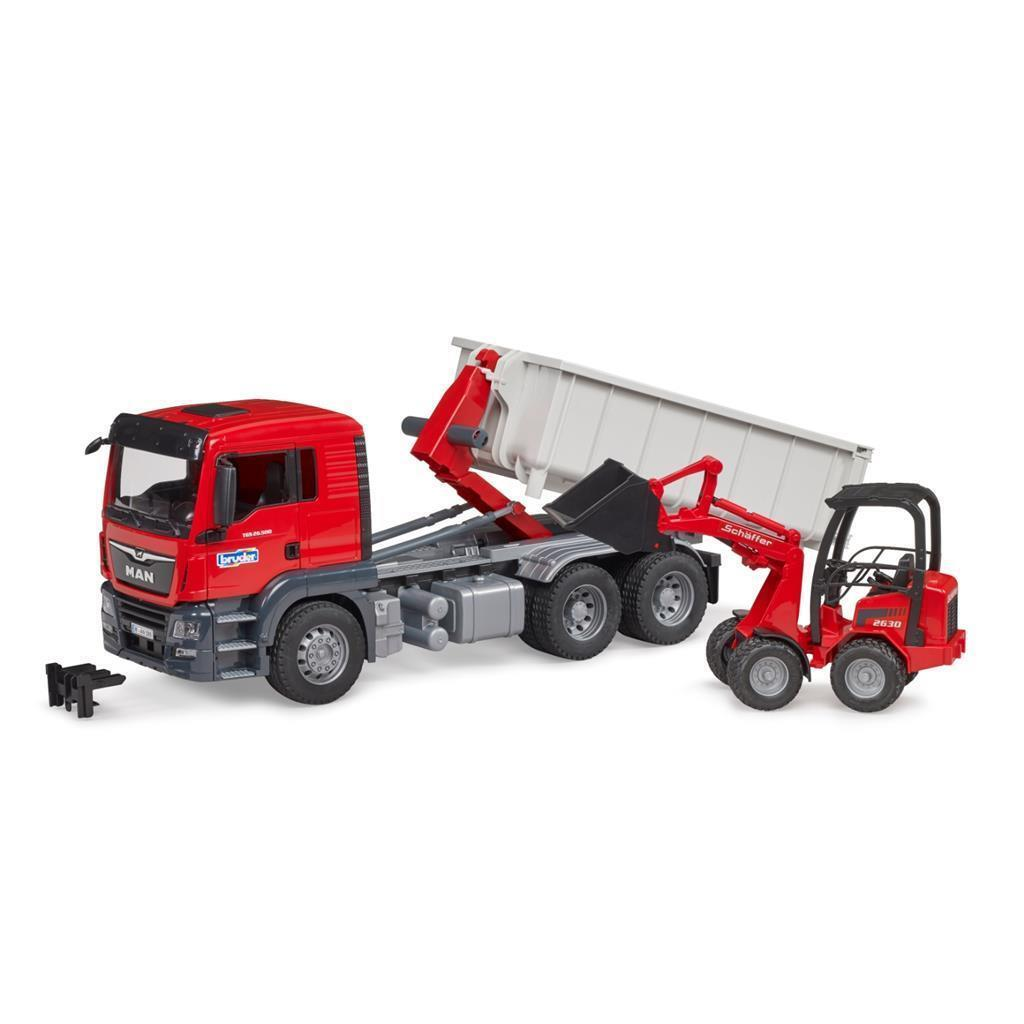 Ein roter Kipplaster mit weißem Container und ein roter Lader stehen nebeneinander.