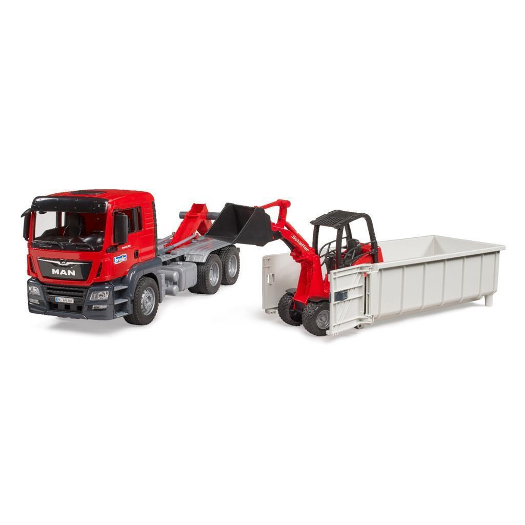 Roter MAN-Lkw mit grauem Anhänger neben einem kleinen roten Lader und einem weißen Container.