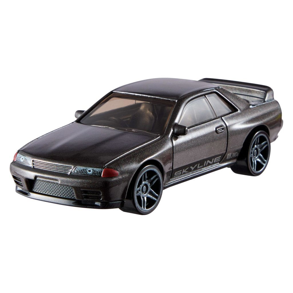 Ein graues Spielzeugauto mit dem Schriftzug "SKYLINE" auf der Seite.