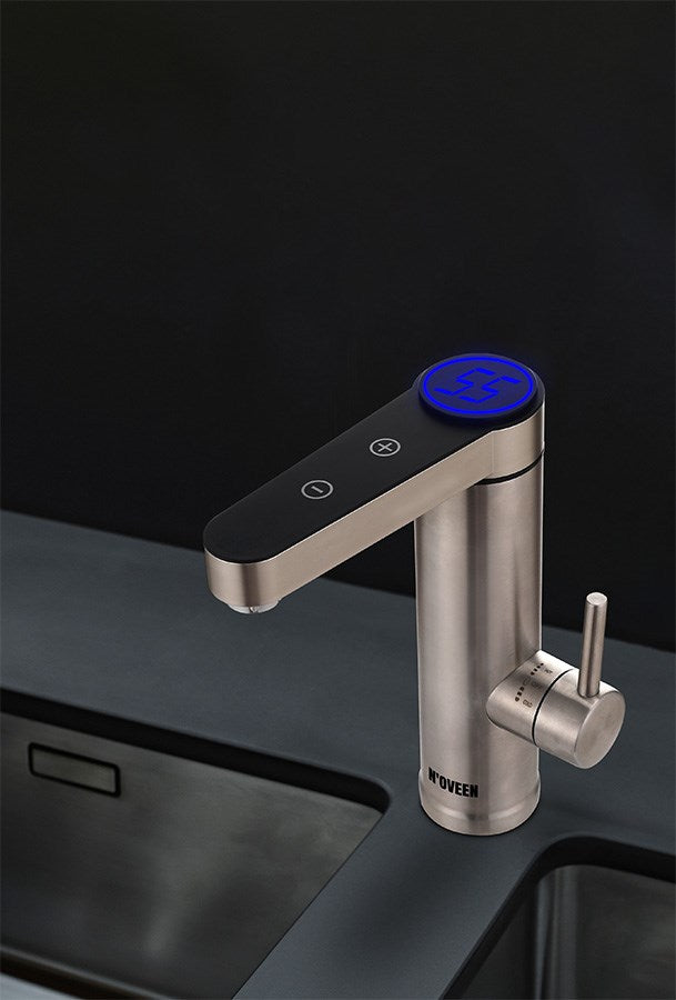 Un rubinetto moderno con display digitale e controlli touch.