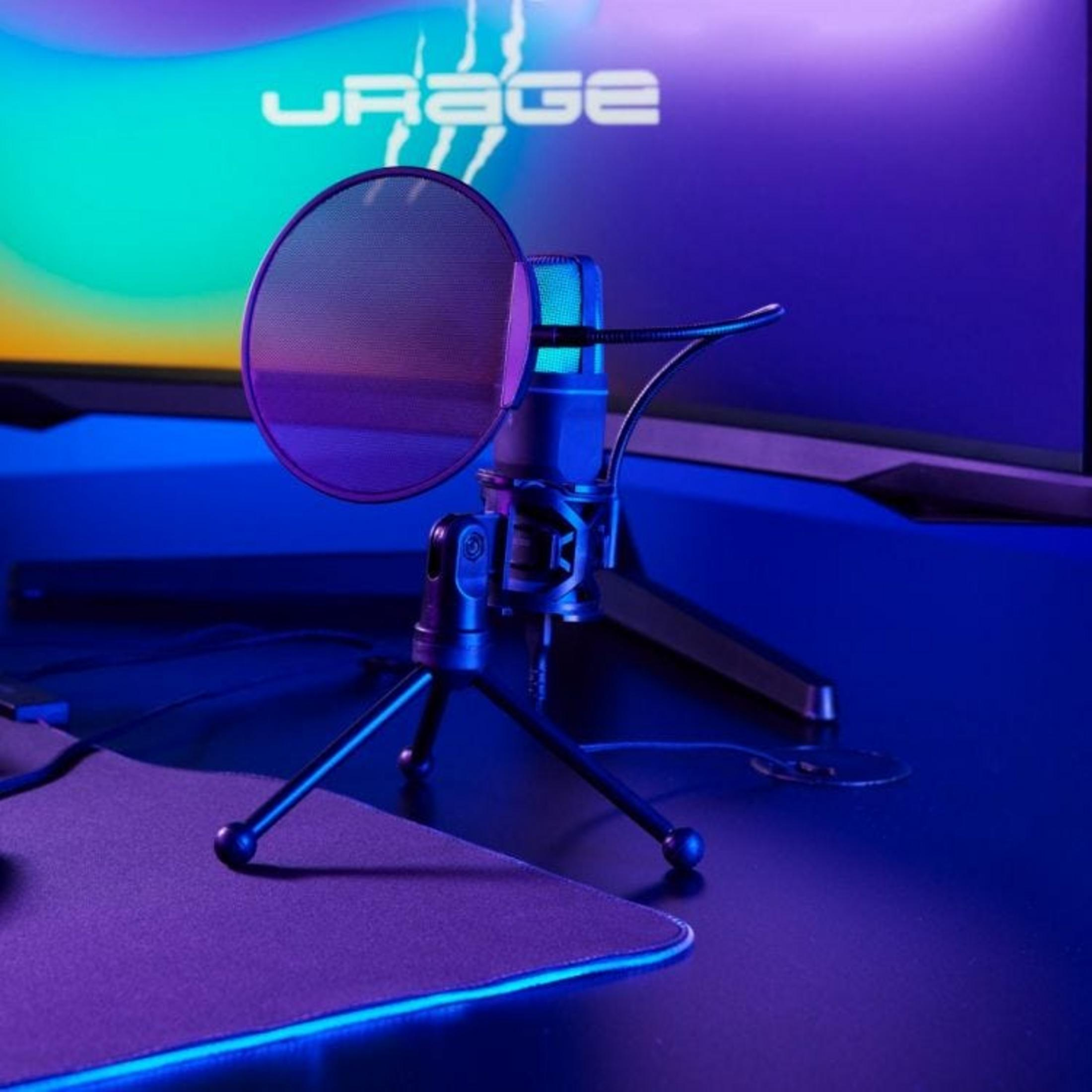 Ein blau beleuchtetes Mikrofon mit Popfilter steht auf einem Stativ auf einem Schreibtisch.