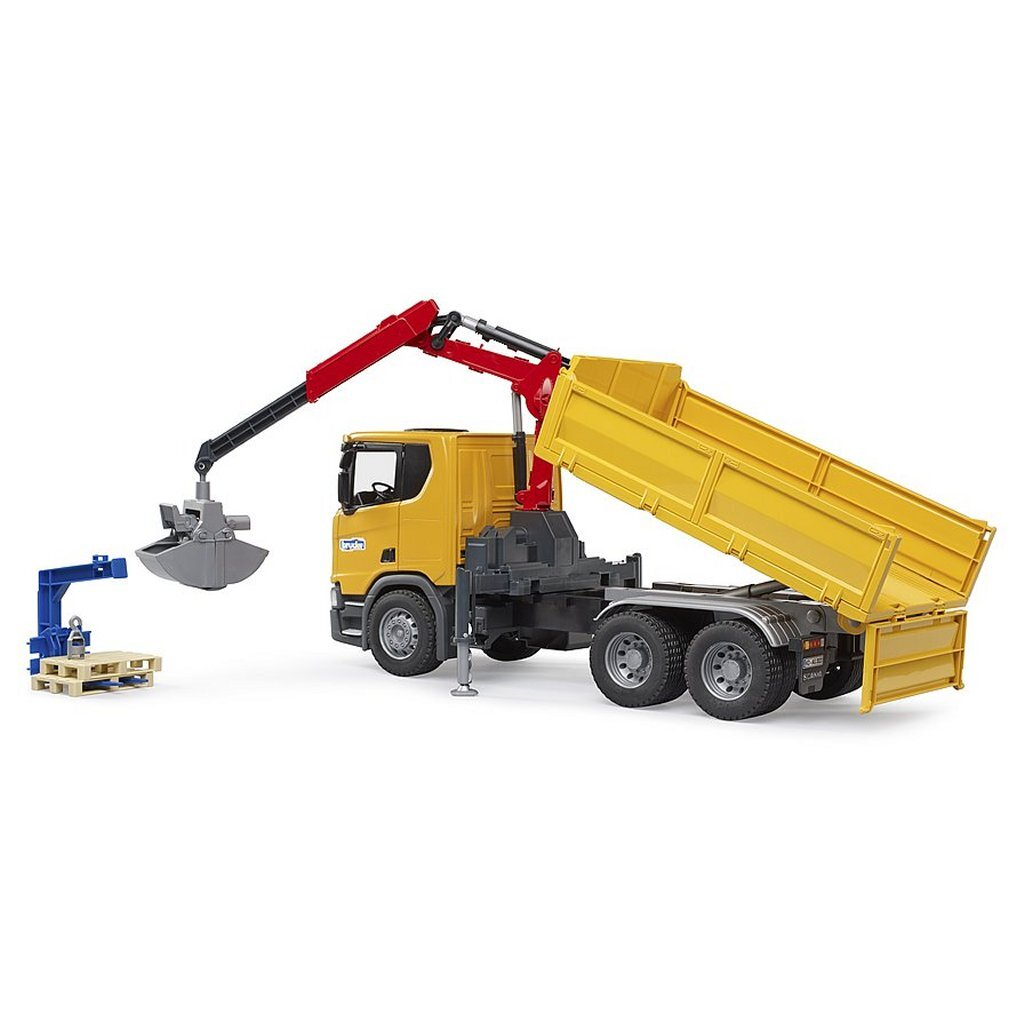 Gelber Spielzeug-LKW mit rotem Kranarm und angehobenem gelbem Kipperbett. Ein blauer Lader hebt eine Palette an.