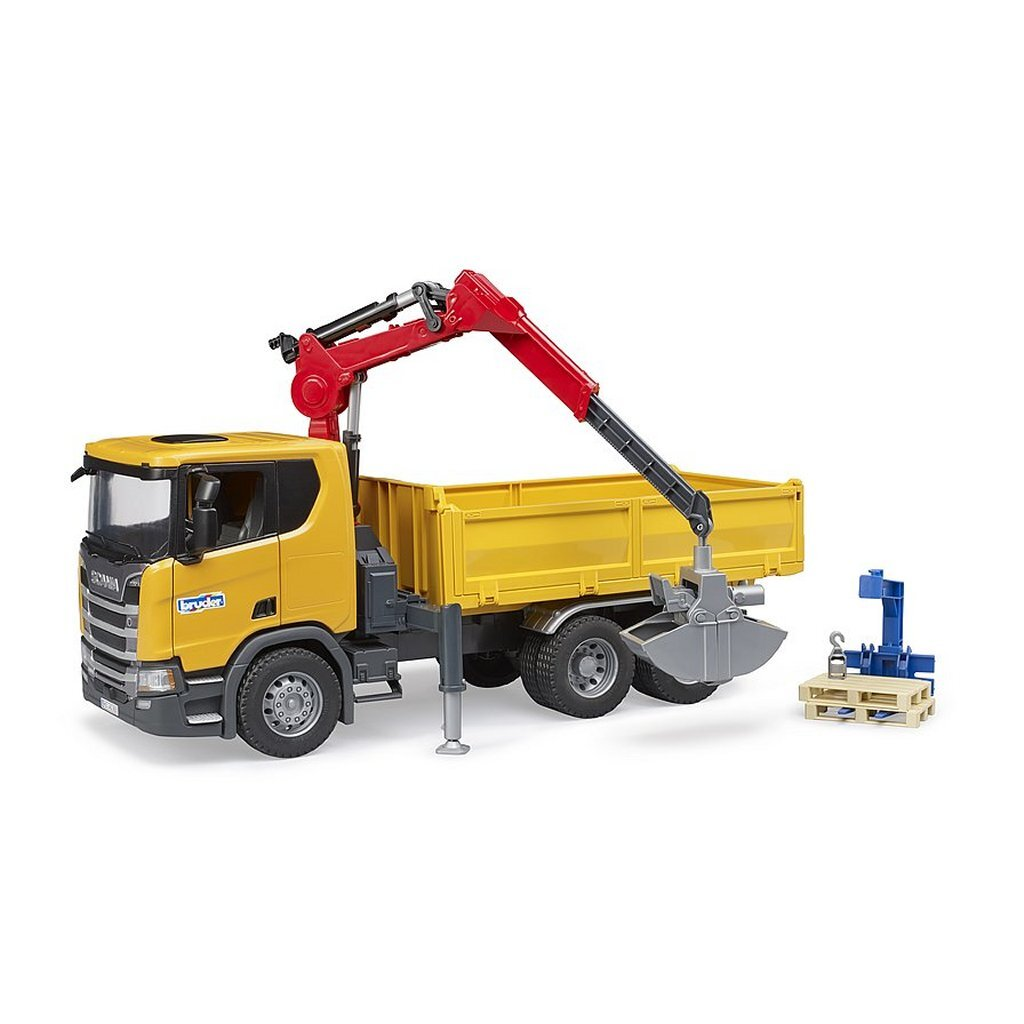 Gelber LKW mit rotem Kranarm und Schaufel, daneben eine blaue Ladehilfe auf Palette.