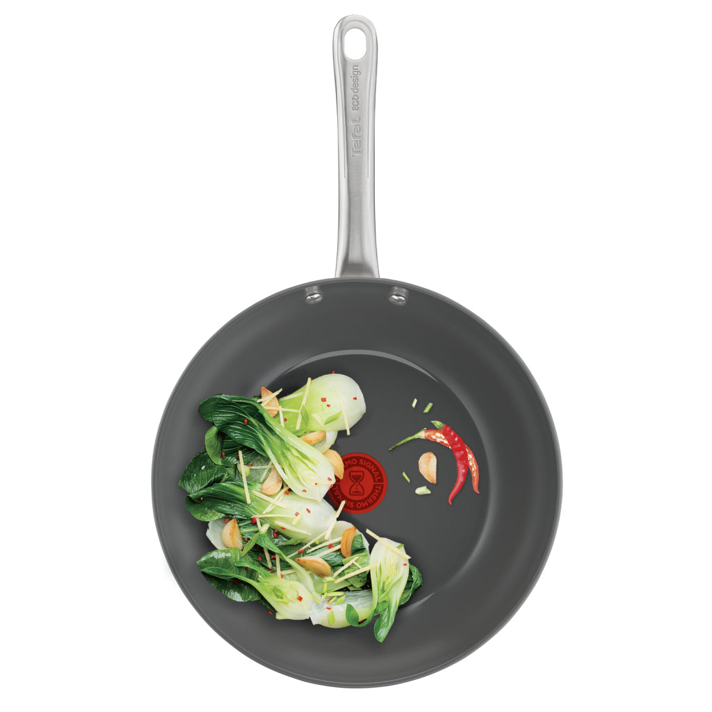 Graue Pfanne mit Bok Choy, Knoblauch und Chili. Tefal eco design.