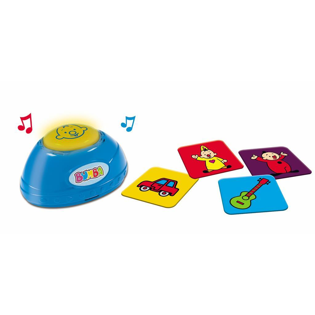Un giocattolo blu con pulsante giallo e note musicali. Quattro carte colorate vicine.