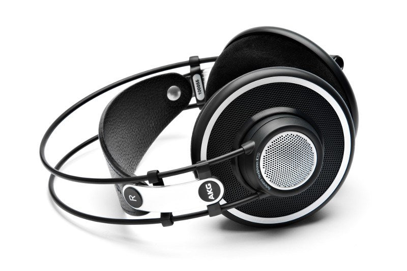 Cuffie AKG nere con archetto in metallo e fascia in pelle, su sfondo bianco.