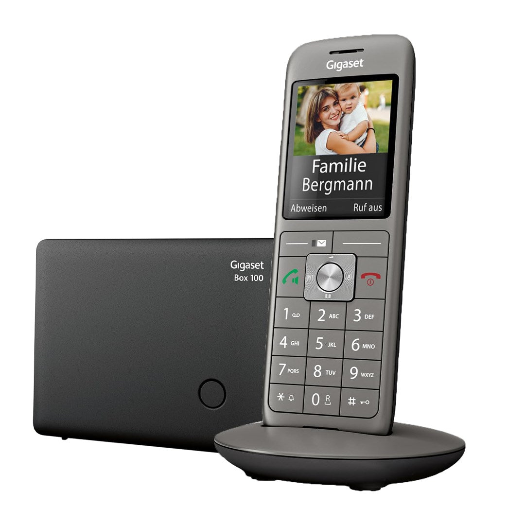 Ein graues Gigaset-Telefon mit Basisstation und einem Bild einer Frau mit Kind auf dem Display.