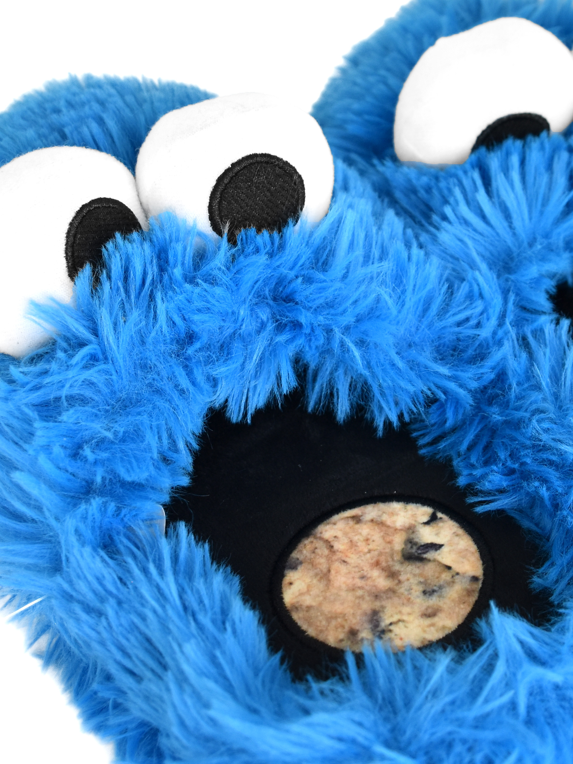 Blauer Plüsch mit Augen und einem Keks-Mund.