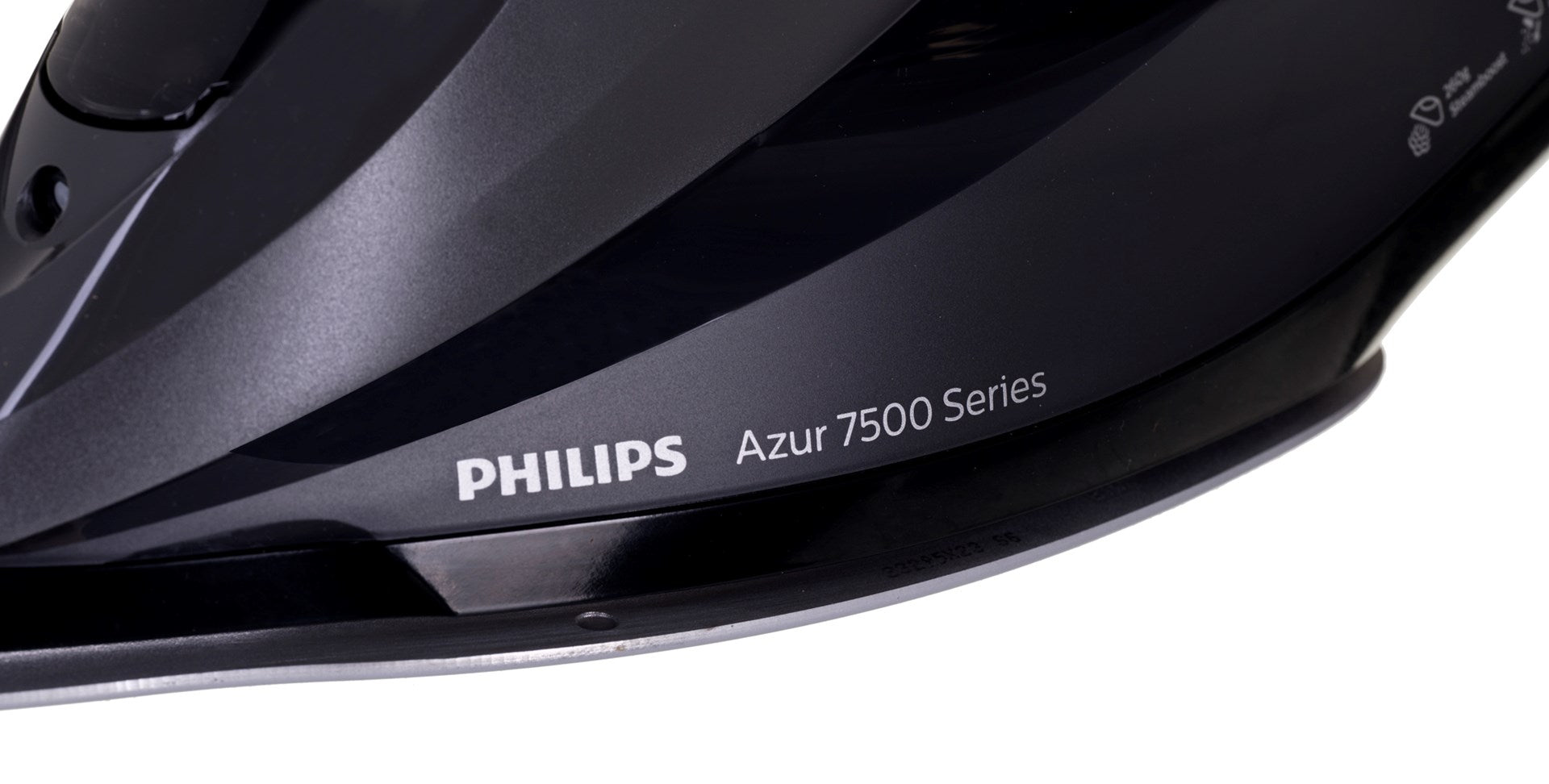 PHILIPS Azur 7500 Serisi markalı siyah ütünün yakın çekimi.