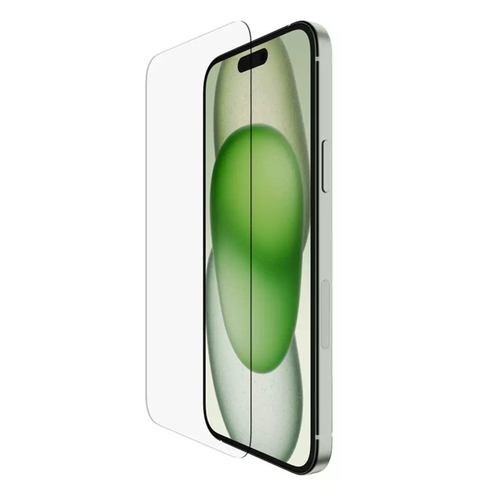 Una protezione per schermo in vetro giace davanti a uno smartphone con sfondo verde.