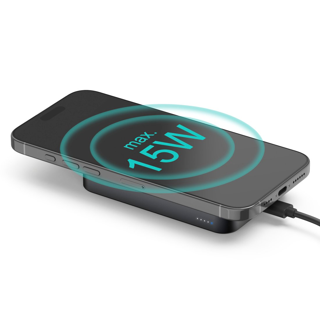 Ein schwarzes Smartphone lädt drahtlos auf einer schwarzen Powerbank mit 15W.