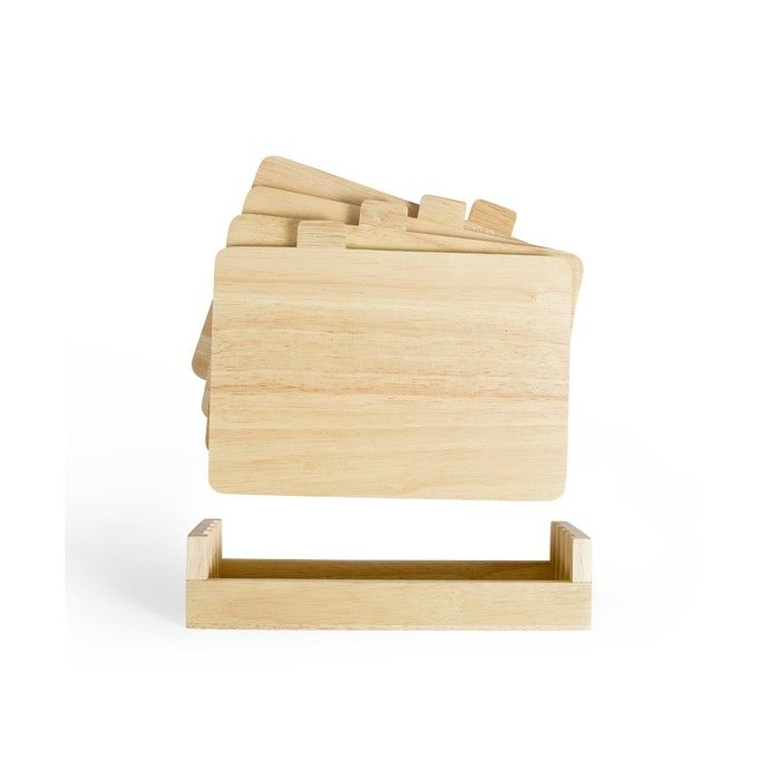 Ein Stapel Holzbretter in einem hölzernen Gestell.