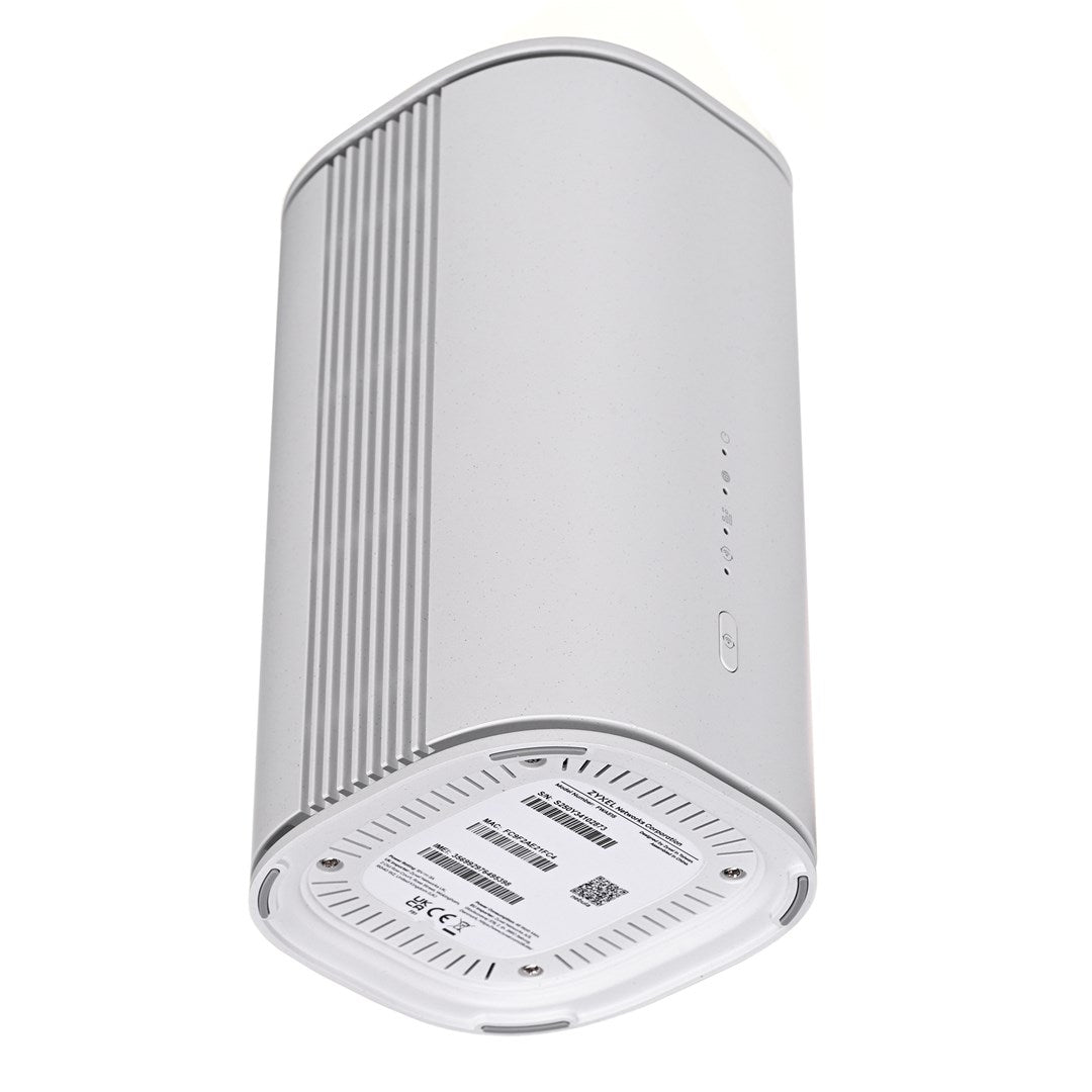Ein weißer Zyxel-Router mit vertikalen Rillen und Ladeanzeigen auf weißem Hintergrund.