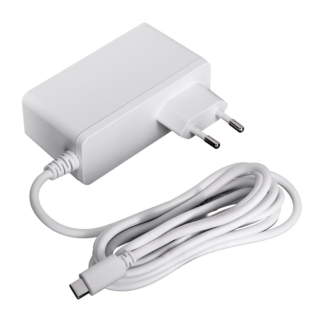 Ein weißer USB-C-Adapter mit zwei EU-Steckern und einem weißen Kabel.