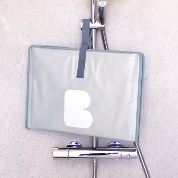 Eine durchsichtige Tasche mit einem weißen 'B' hängt an einer Duscharmatur.