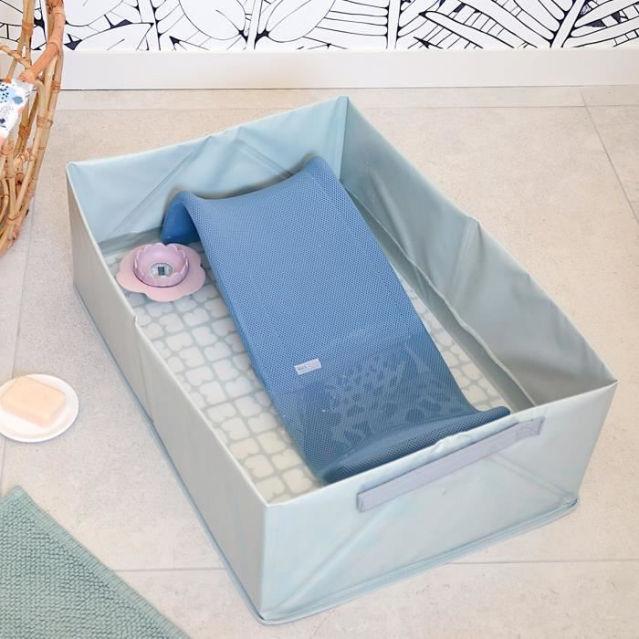 Ein hellblaues Baby-Badewannen-Set mit einem blauen Netz und rosa Blume-Badethermometer.