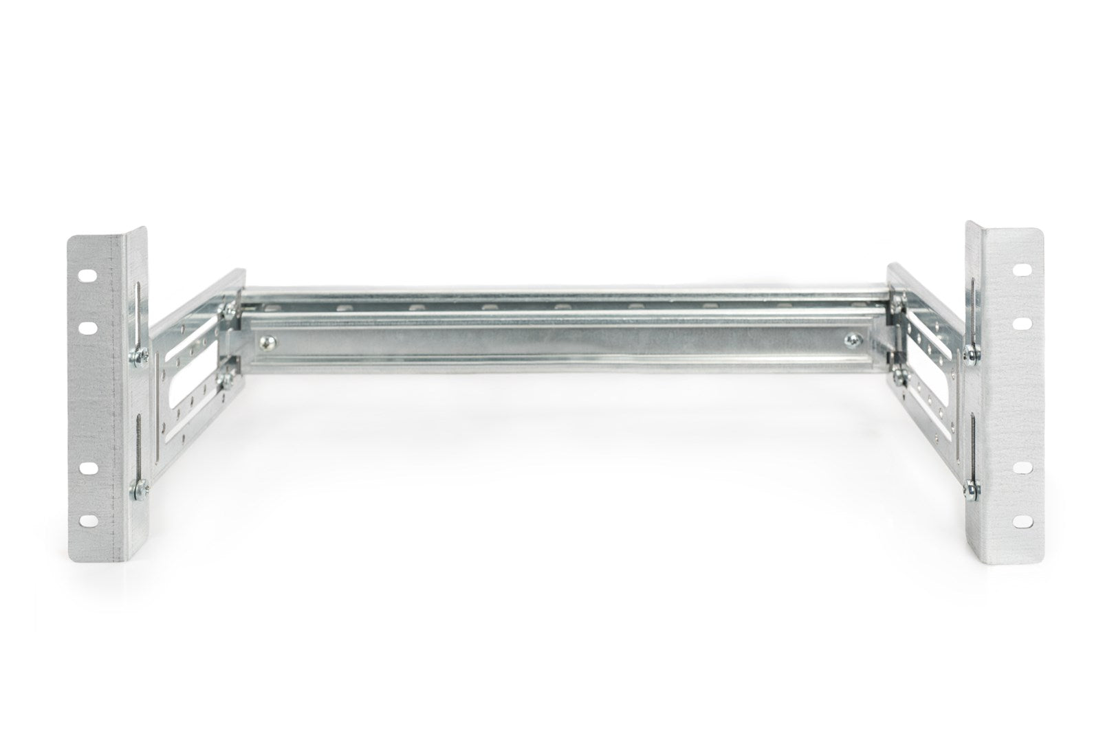 Eine silberne Metallhalterung mit Bohrlöchern, die auf weißem Hintergrund isoliert ist.