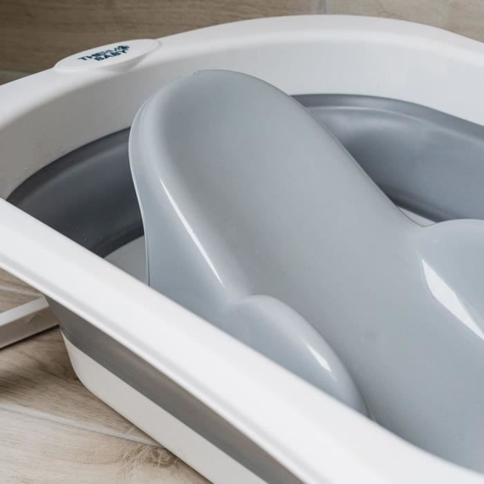 Nahaufnahme einer weißen und grauen Babybadewanne mit geformtem Sitz.