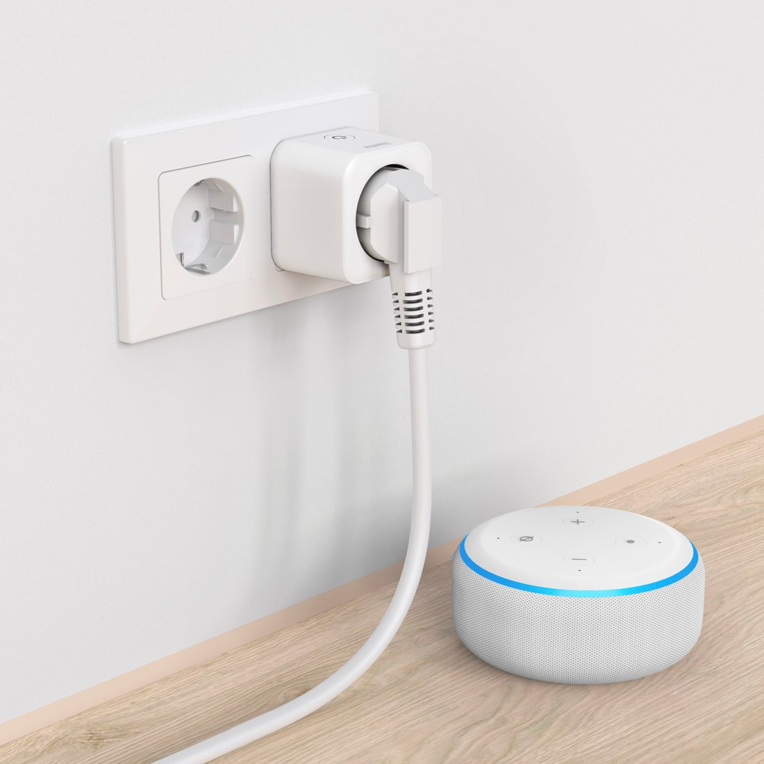 Biały adapter wtyczki jest podłączony do gniazdka ściennego, kabel prowadzi do Echo Dot.
