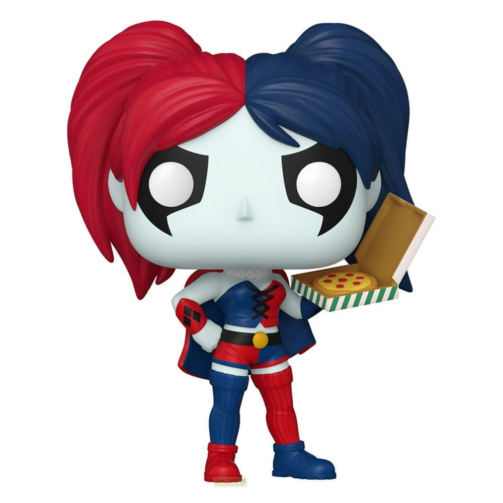 Figurine Harley Quinn aux cheveux rouges et bleus, tenant une pizza. Elle porte un costume bleu et rouge.