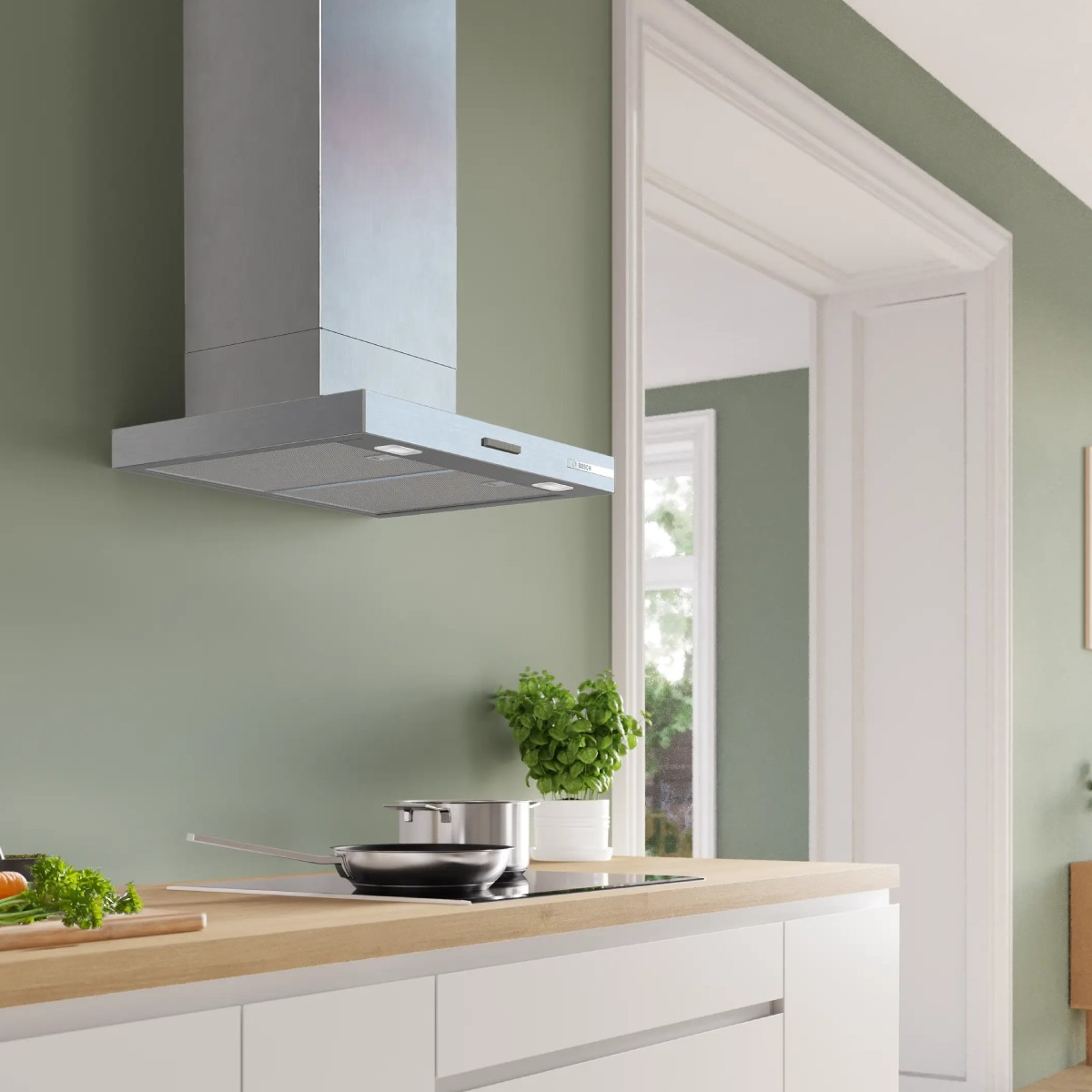 Cucina moderna con cappa, piano cottura e pentole.