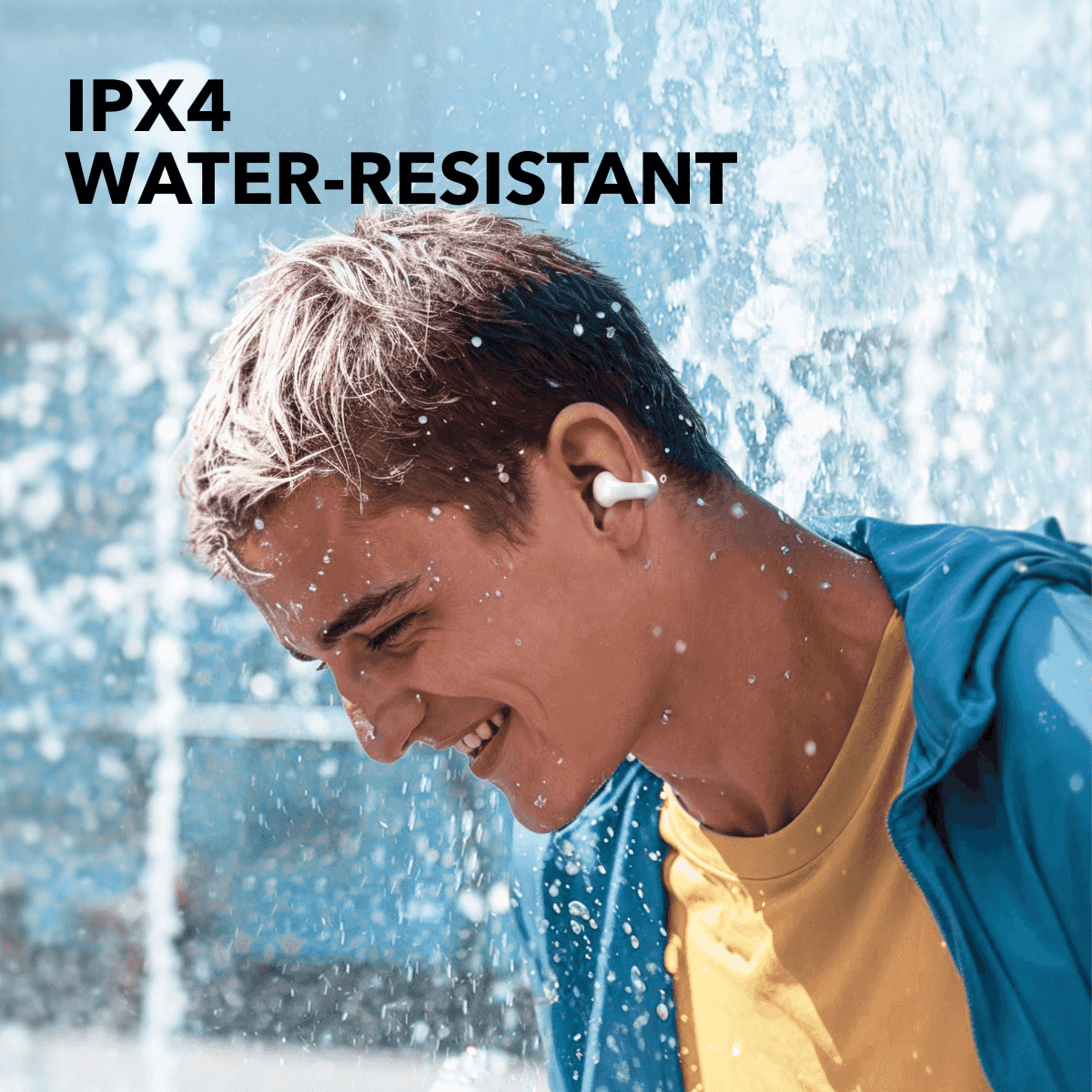 Jonge man met oordopjes lacht terwijl water om hem heen spat. Tekst: IPX4 WATERBESTENDIG.