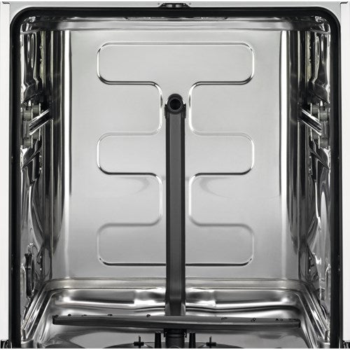 Interno di una lavastoviglie vuota con pareti metalliche e braccio irroratore.