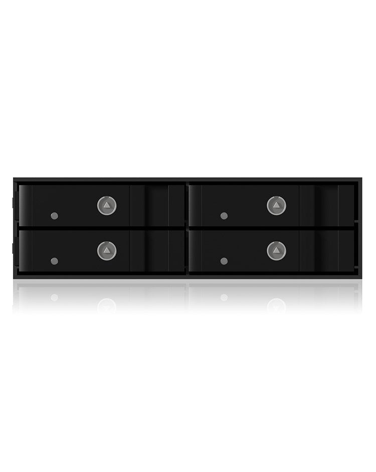 Ein schwarzes 4-Bay-Festplattengehäuse mit silbernen Knöpfen und Dreiecken.