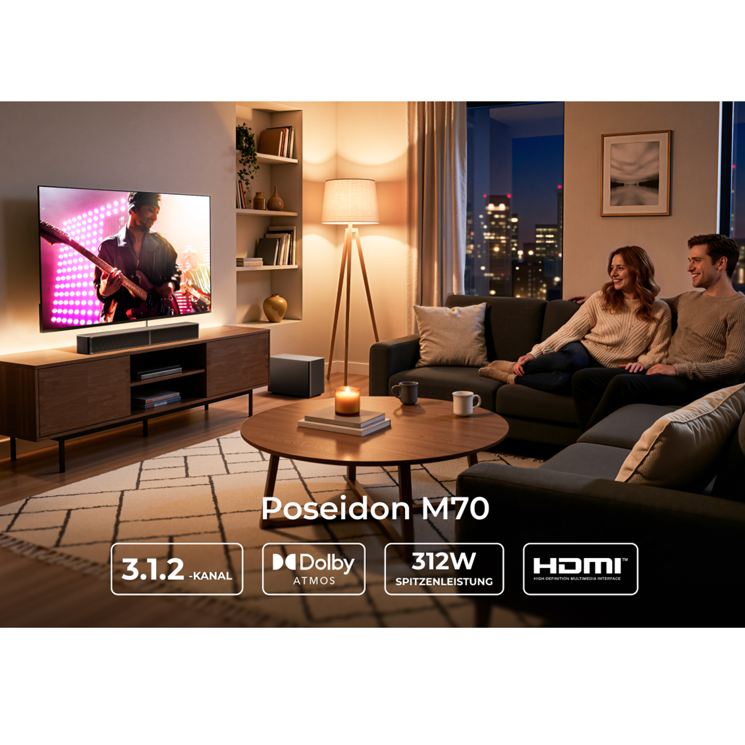 Ein Paar sitzt auf einem Sofa, während ein Mann auf einem Fernseher Gitarre spielt.