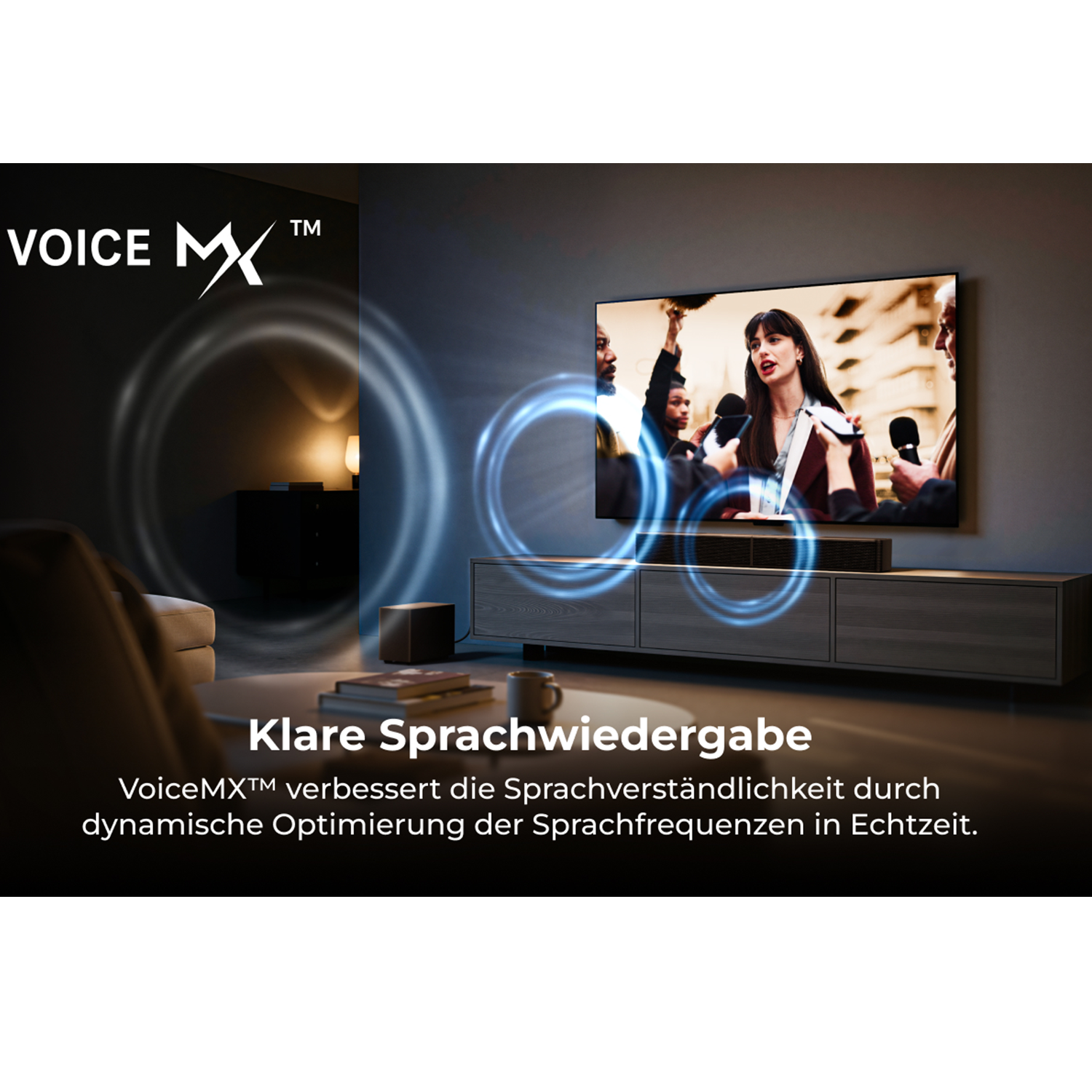 Ein Fernseher zeigt eine Frau, umgeben von Mikrofonen. "Voice MX" ist hervorgehoben.
