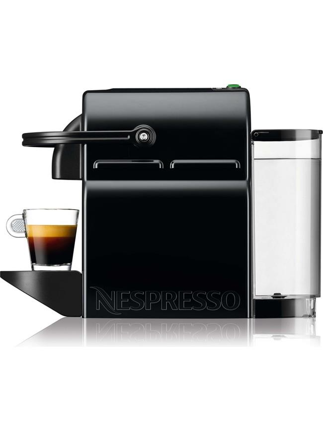 Siyah bir Nespresso makinesi, bir fincan espresso ve su haznesi.