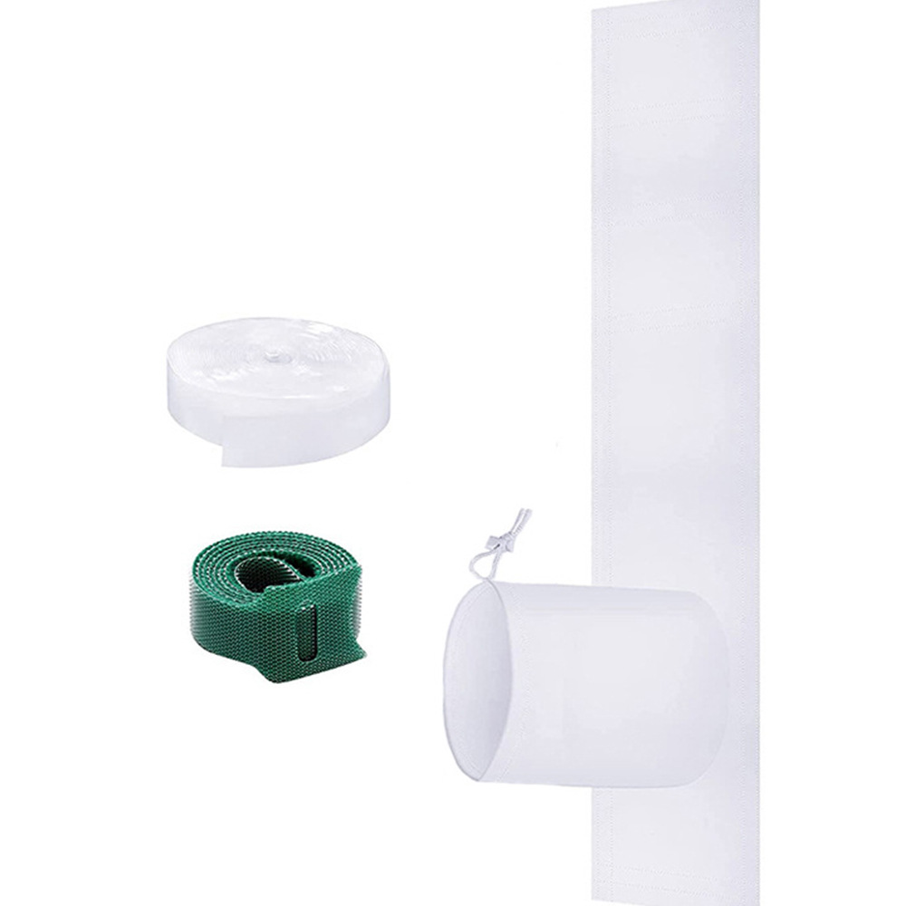 Weiße Klebebandrolle, grüne Klebebandrolle und weißer Schlauch mit Bindfaden auf weißem Grund.