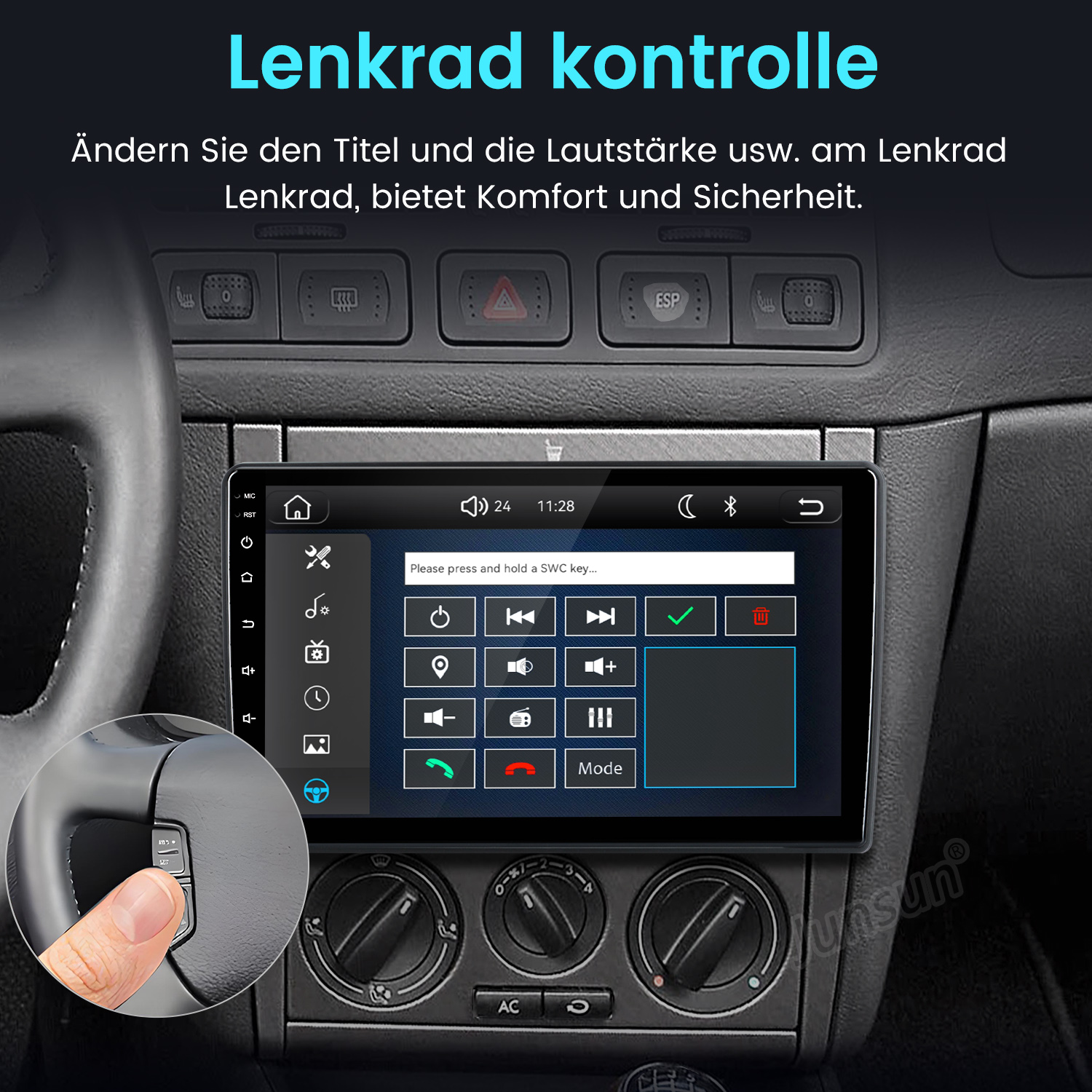 Eine Hand drückt eine Taste am Lenkrad eines Autos, das auf einen Touchscreen blickt.