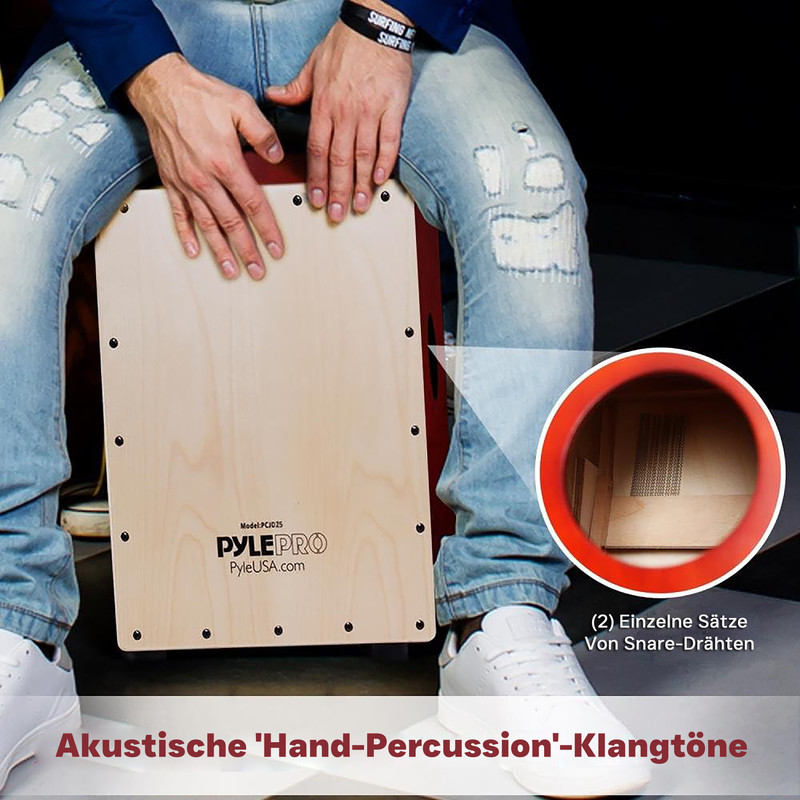 Mann mit zerrissener Jeans spielt Cajon mit Snare-Drähten.