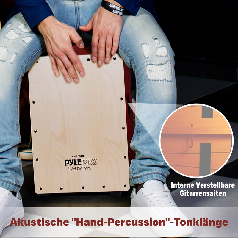 Mann sitzt auf Kistentrommel mit Gitarrensaiten. Nahaufnahme zeigt Saiten.