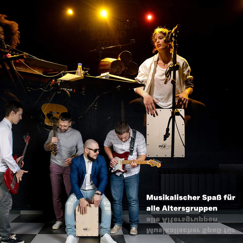 Eine Band spielt auf einer Bühne mit Gitarren, einem Cajon und Tastaturen.