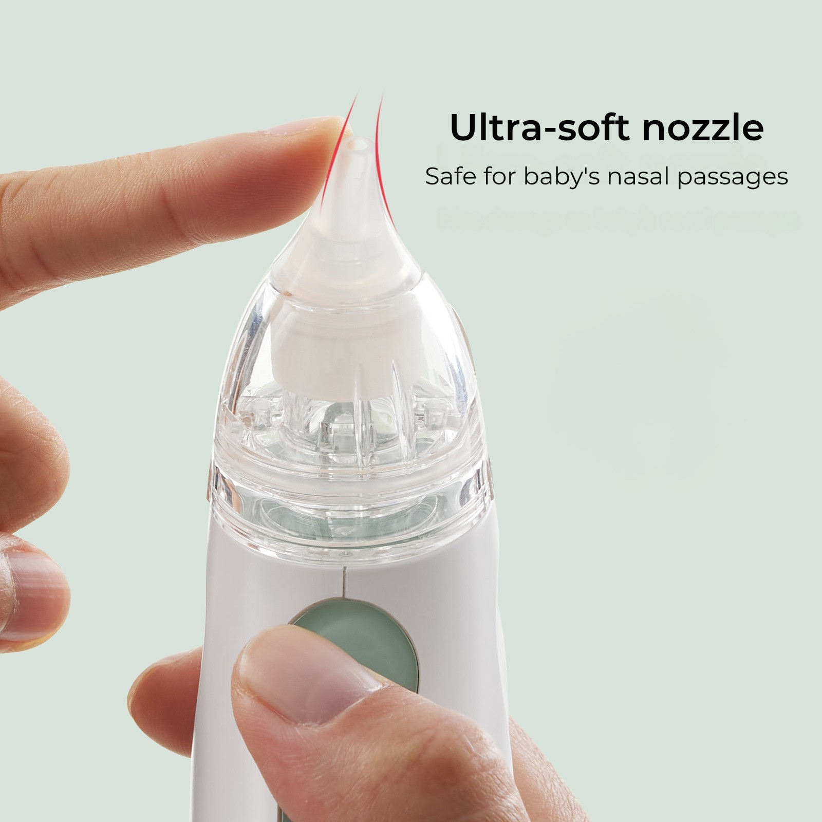 Een hand houdt een witte neusreiniger vast met een doorzichtige punt en groene knop.