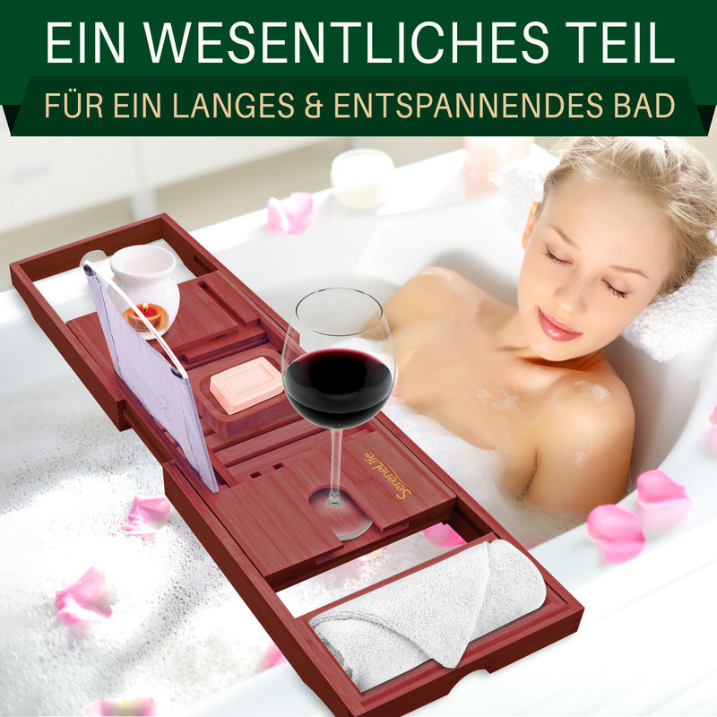 Frau entspannt in Badewanne mit Wein, Seife, Buch und Handtuch auf einem Holzbalken.