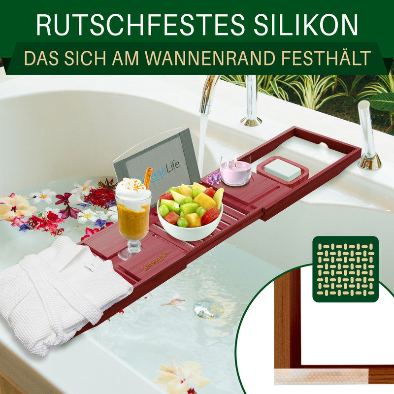 Badewannenablage mit Obst, Getränk, Kerze und Bademantel auf einer gefliesten Badewanne.