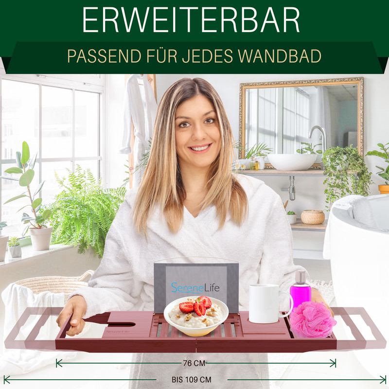 Frau im Bademantel hält einen ausziehbaren Badewannenständer mit Essen und Seife.