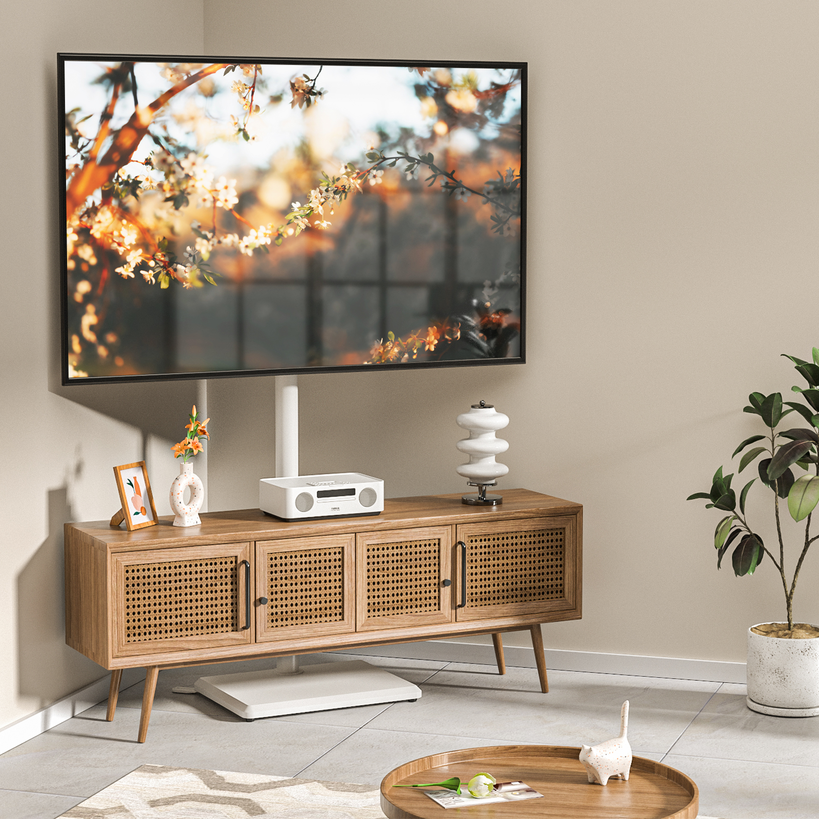 Ein Fernseher zeigt blühende Zweige. Darunter ein Holzschrank mit Rattanfronten und Deko.