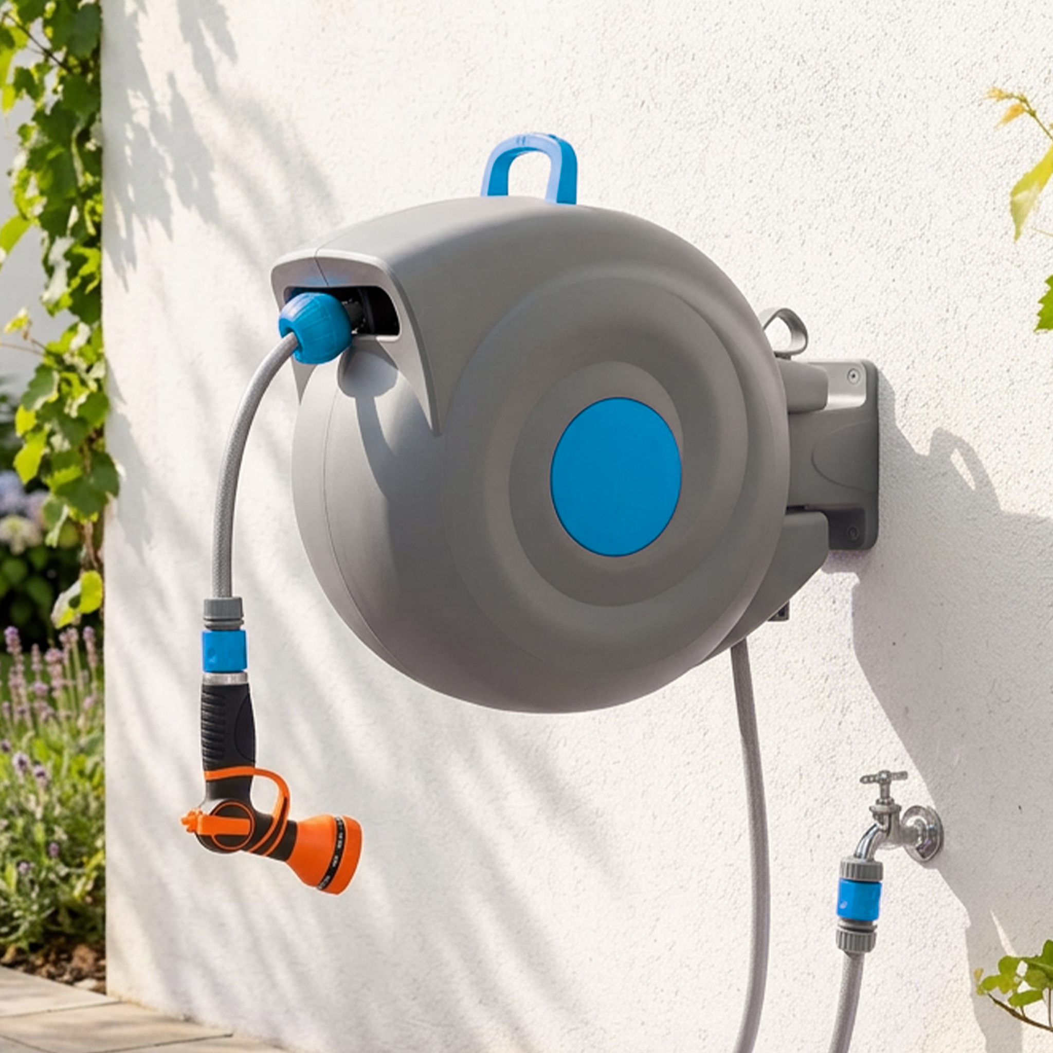 Grauer Wand-Schlauchaufroller mit blauem Detail, angeschlossen an einen Wasserhahn.