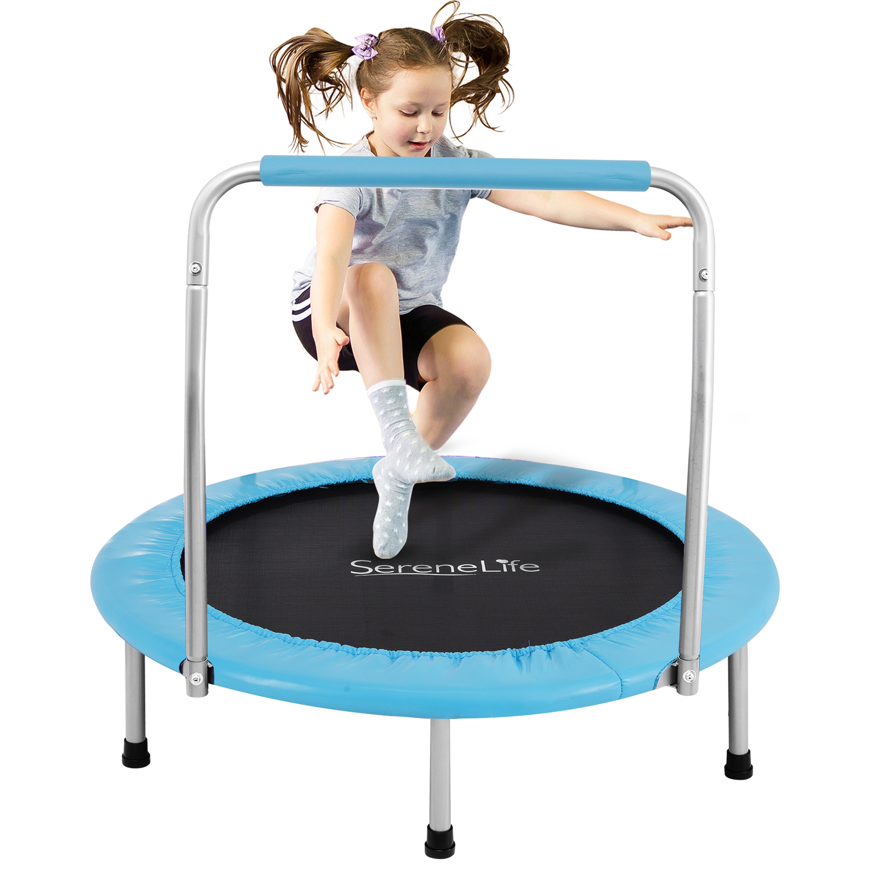 Ein junges Mädchen mit Zöpfen in einem grauen Hemd und schwarzen Shorts springt auf einem blauen und schwarzen Mini-Trampolin mit Griff.