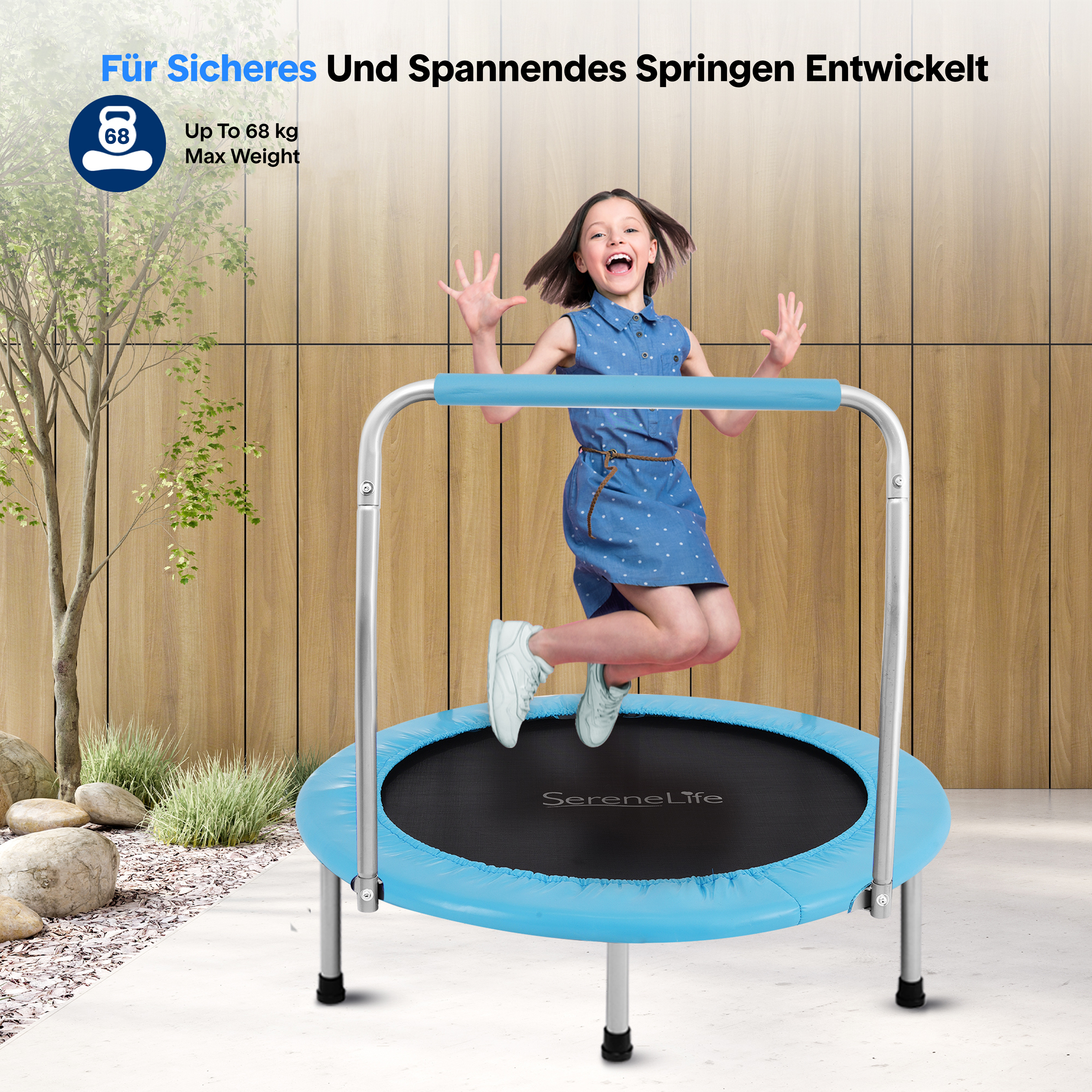 Ein Mädchen springt auf einem blauen Trampolin vor einer Holzvertäfelung und Bäumen.