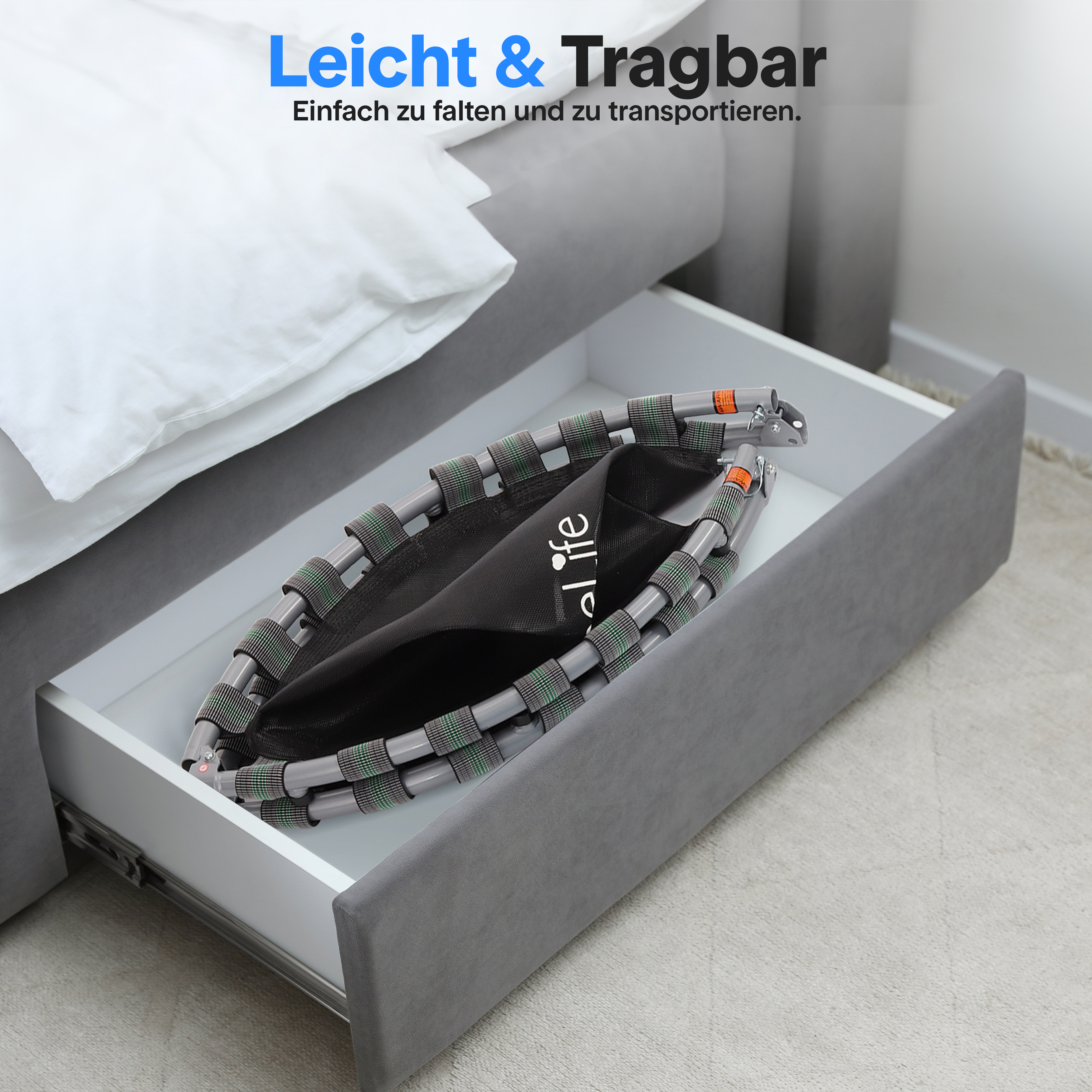 Ein zusammengeklappter Trampolinrahmen mit schwarzem Netz in einer Schublade.