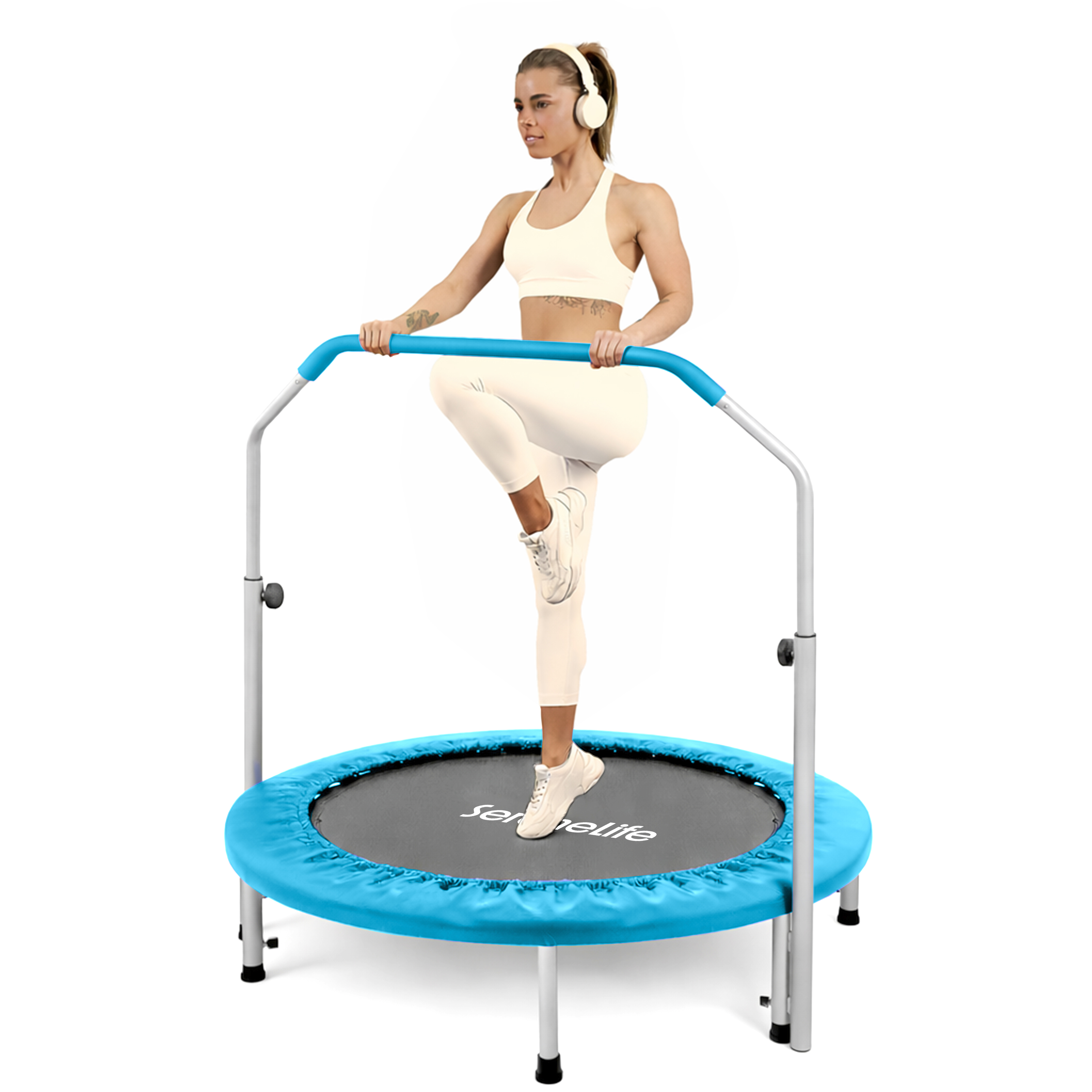 Frau mit Kopfhörern auf einem blauen Trampolin, die ein Bein hebt.