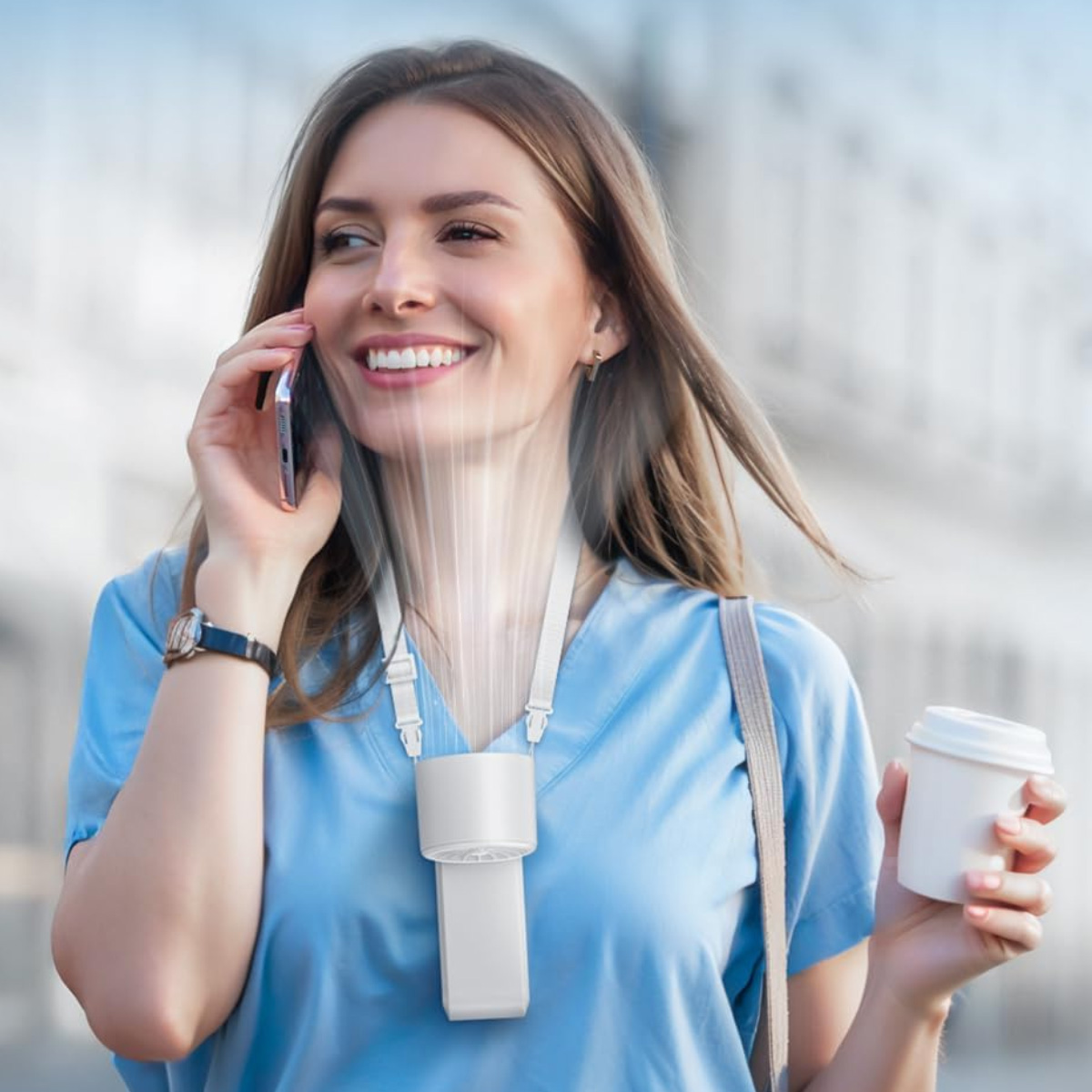 Frau mit Halslüfter telefoniert und hält Kaffee. Helles blaues Hemd.
